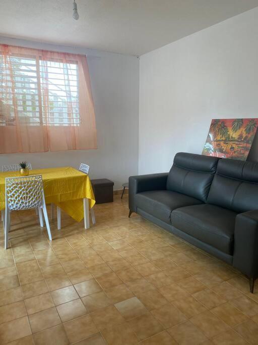 Appartement A Proximite De La Plage Du Bourg ! Sainte-Anne  Exteriér fotografie